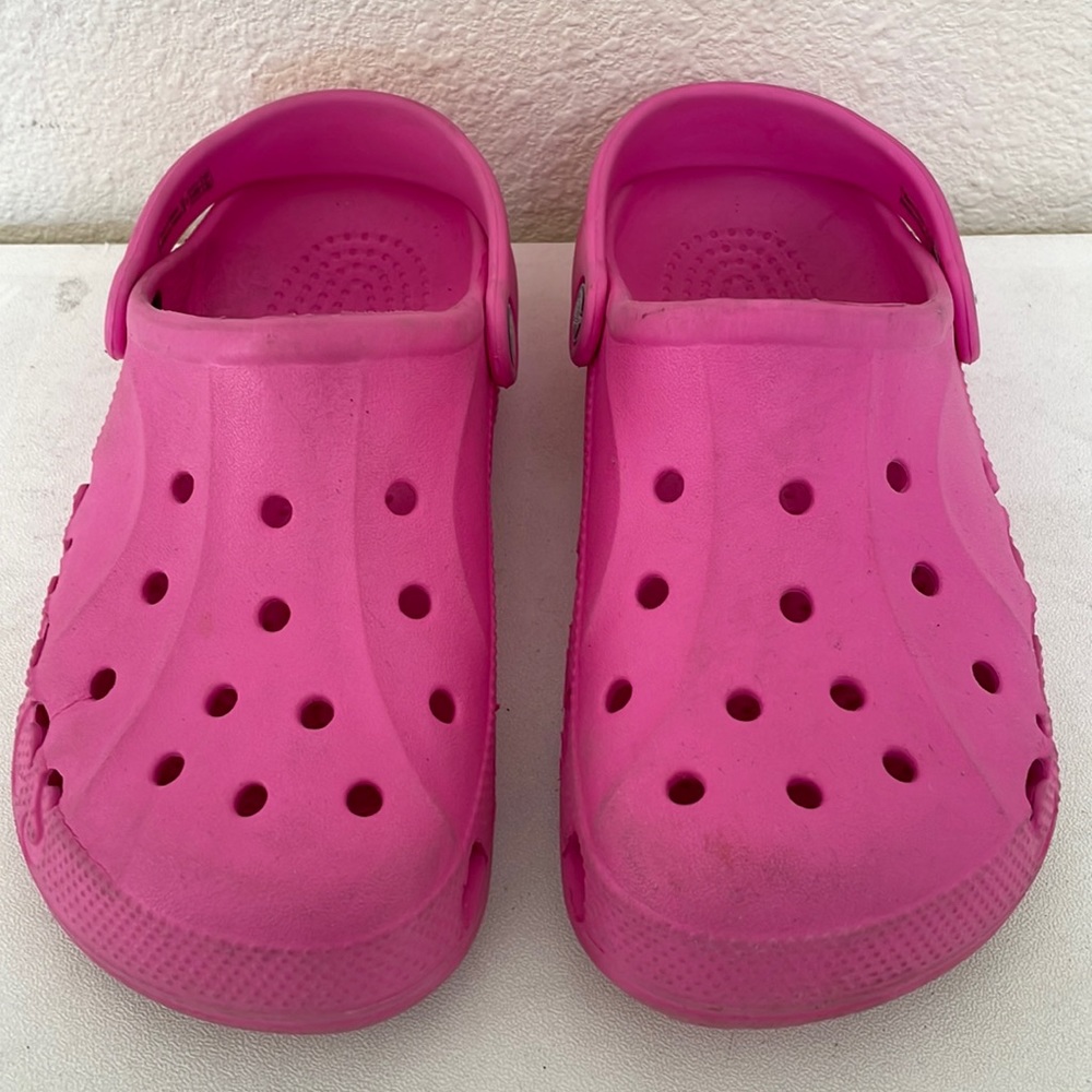 Crocs Baya Clogs Magenta Hot Pink Slip On Close Toe Waterproof Sandal Shoe 3/5